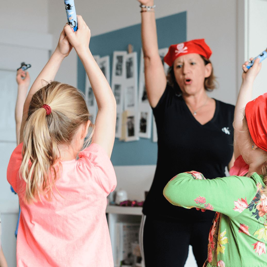 Frai ist mit Kindern am Tanzen